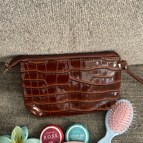 Brown Crocodile Pattern Clutch with Skincare Set - Picture 6 of 6